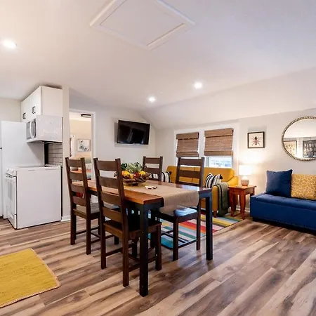 The Back Yard-Entire Building - Walk To Downtown - Yard For Games - Parking Apartment
